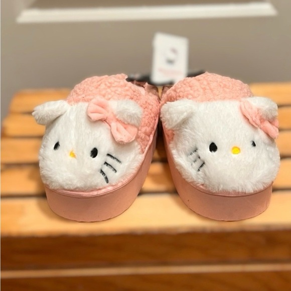 Hello Kitty x Forever 21 Slippers M Pink
Multi NWT Sanrio - Picture 4 of 9